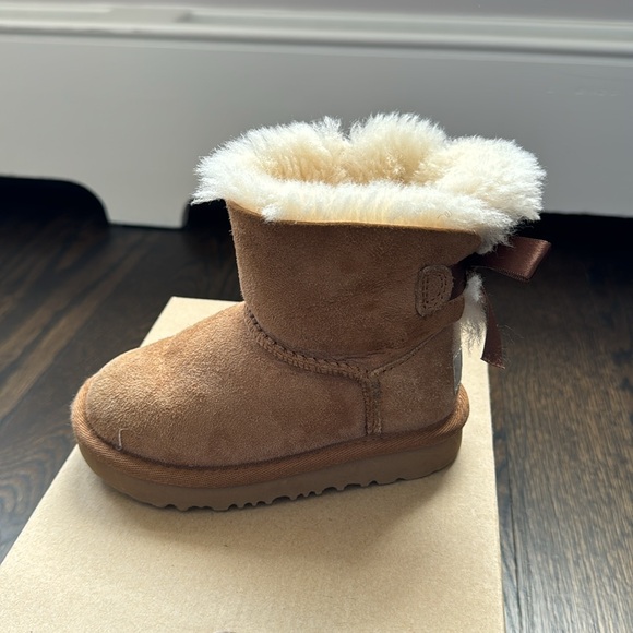 UGG Toddler Mini Bailey Bow II Size 7 - Picture 8 of 10